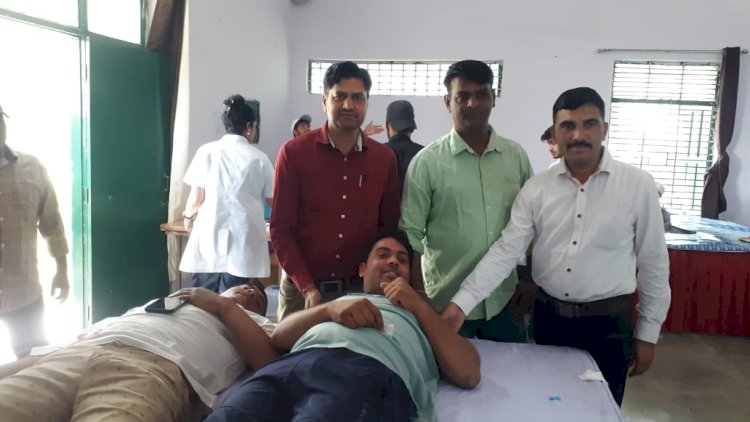 हिन्दू नववर्ष पर पहला कदम फाउंडेशन ने नलवा में लगाया रक्तदान शिविर 