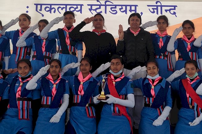 पहला कदम फाउंडेशन ने गाइड -परेड टुकड़ी को किया सम्मानित 