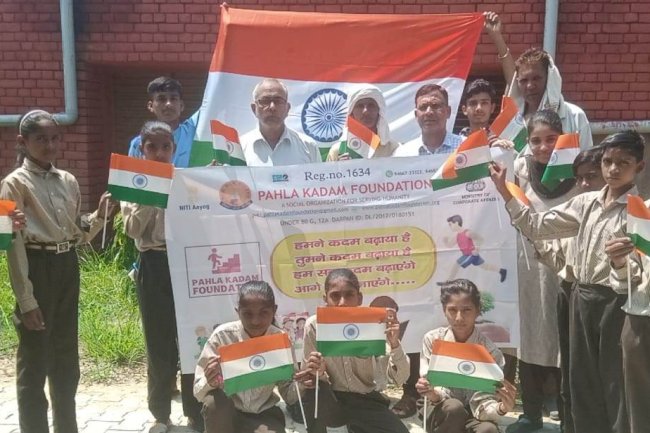 हर घर तिरंगा अभियान में पहला कदम ने वितरित किये झंडे 