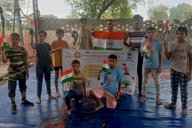 पहला कदम फाउंडेशन ने खिलाडियों को वितरित किये तिरंगे झंडे