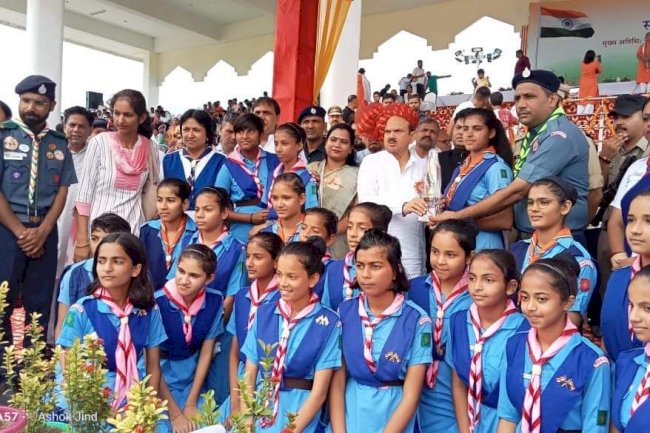 सांसद रमेश कौशिक ने किया गाइड लड़कियों को सम्मानित 