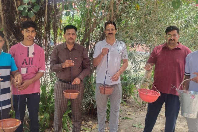 पहला कदम फाउंडेशन ने पक्षियों के लिए पेड़ों पर पानी के सकोरे लगाये 