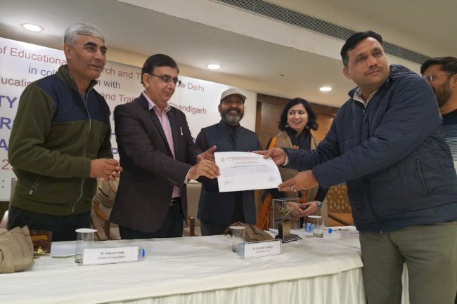 NCERT से डॉ राजपूत व SCERT निदेशक एस दहिया ने राजेश वशिष्ठ  को किया  सम्मानित 
