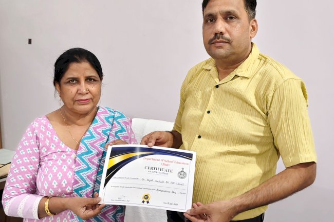 राजेश वशिष्ठ  को जिला शिक्षा अधिकारी ने किया सम्मानित 