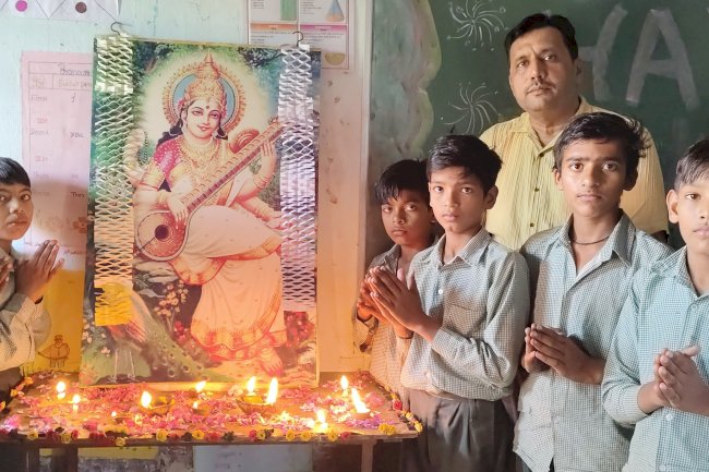 राजकीय माध्यमिक विद्यालय बरसाना में शिक्षकों और विद्यार्थियों ने मिलकर मनाई दिवाली